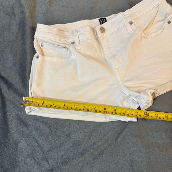 GAP White Jean Shorts Relaxed Fit
#1069 - Picture 4 of 7